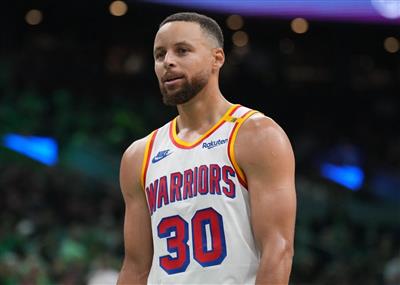 Curry continuó con su gran forma competitiva consecutivamente, anotando 24 puntos con 5 triples en la mitad.
