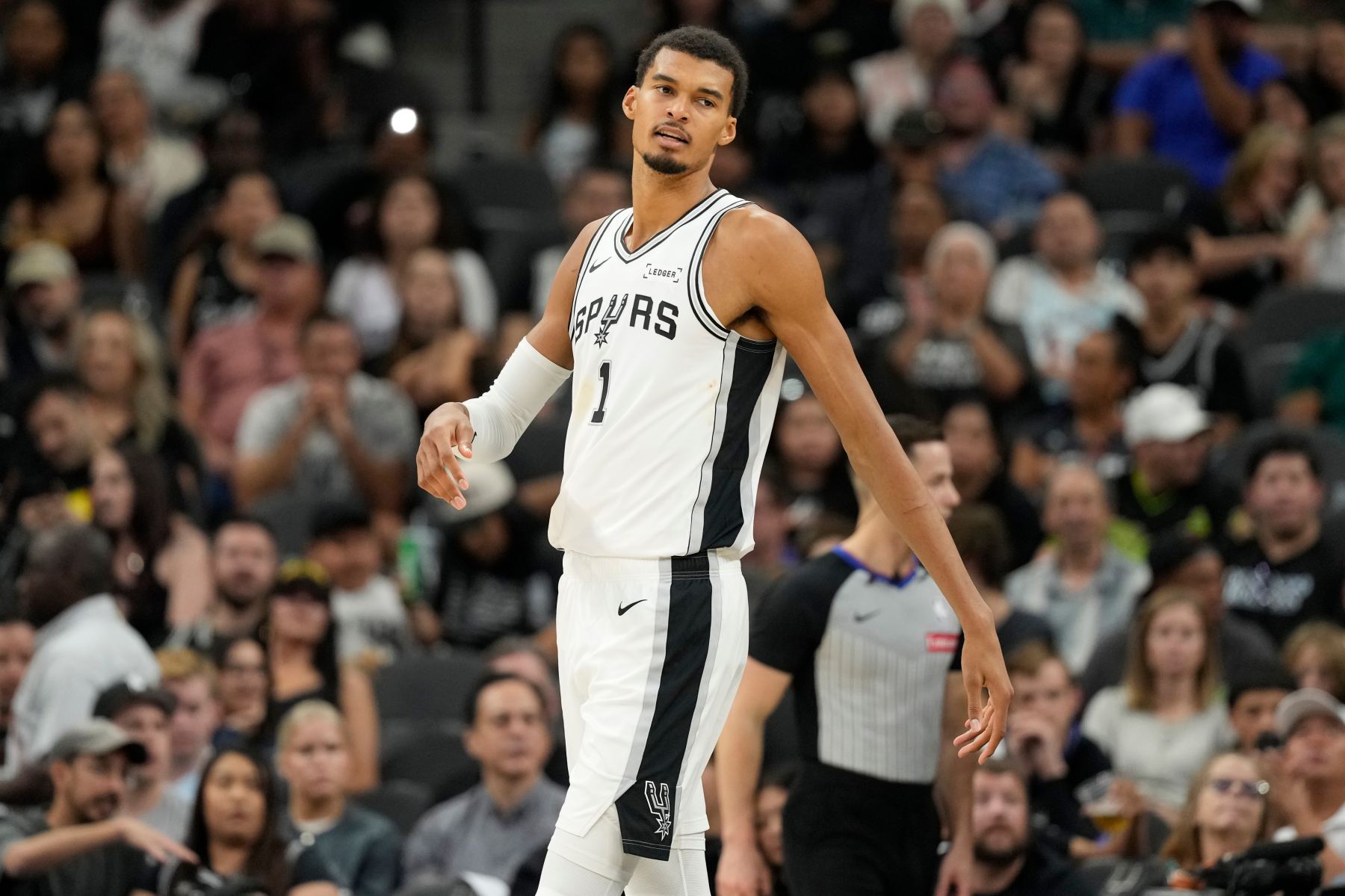 El entrenador de los Spurs habla de las 6 faltas de Wenban: es un partido extraño, con muchas infracciones y una confrontación feroz